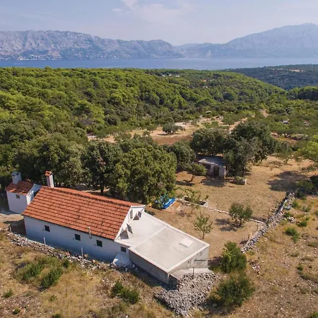 Awesome Home In Pucisca With Wifi *